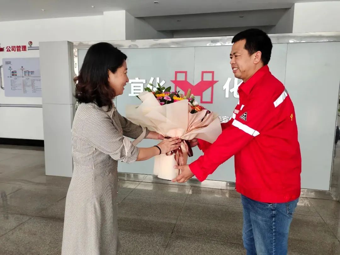 宜昌市總工會黨組成員、副主席李敏一行到化機公司慰問市勞動模范左霄