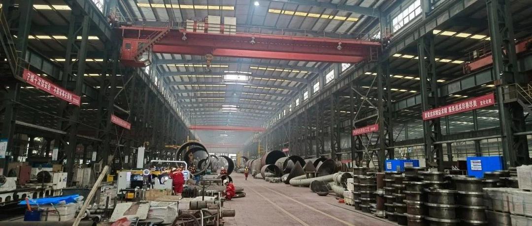 【現(xiàn)場(chǎng)辦公】化機(jī)公司黨委書(shū)記、董事長(zhǎng)、總經(jīng)理?xiàng)钪袧梢恍械揭牧曛圃旎噩F(xiàn)場(chǎng)辦公