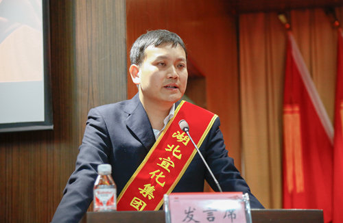 勞動(dòng)模范王雨:發(fā)揚(yáng)勞模精神 爭(zhēng)做時(shí)代先鋒(圖1) 勞動(dòng)模范王雨:發(fā)揚(yáng)勞模精神 爭(zhēng)做時(shí)代先鋒(圖1)