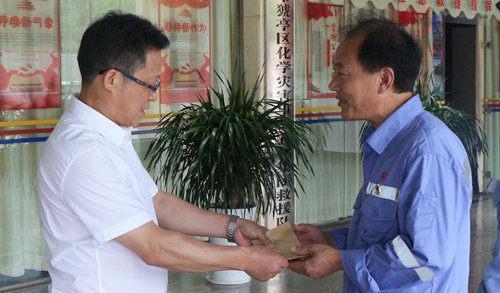 王大真到宜都園區(qū)、股份公司看望慰問(wèn)基層黨員(圖4)