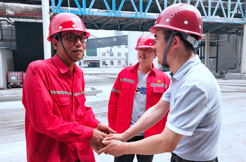 集團(tuán)領(lǐng)導(dǎo)看望慰問(wèn)離退休黨員、基層困難黨員和年輕黨員(圖2)