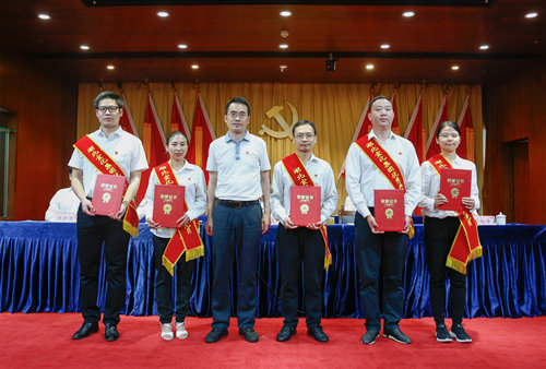 宜化集團(tuán)召開慶祝中國共產(chǎn)黨成立98周年暨表彰大會(圖6) 宜化集團(tuán)召開慶祝中國共產(chǎn)黨成立98周年暨表彰大會(圖6)