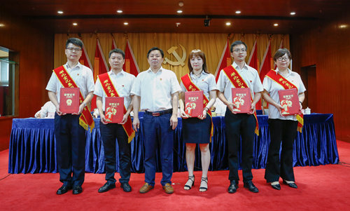 宜化集團(tuán)召開慶祝中國共產(chǎn)黨成立98周年暨表彰大會(圖7) 宜化集團(tuán)召開慶祝中國共產(chǎn)黨成立98周年暨表彰大會(圖7)