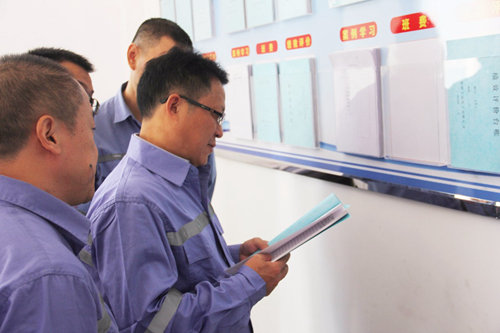 王大真到新疆天運現(xiàn)場辦公(圖2) 王大真到新疆天運現(xiàn)場辦公(圖2)