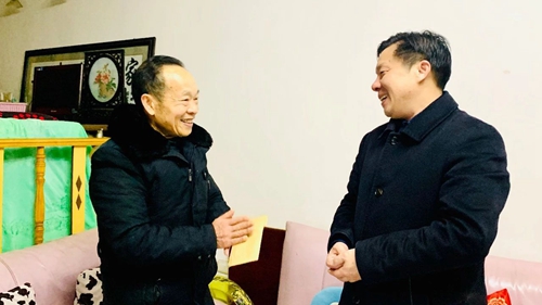 集團(tuán)領(lǐng)導(dǎo)春節(jié)前走訪慰問一線職工、困難職工和離退休老干部(圖3)