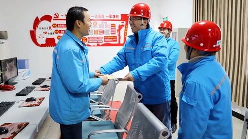 集團(tuán)領(lǐng)導(dǎo)春節(jié)前走訪慰問一線職工、困難職工和離退休老干部(圖6)