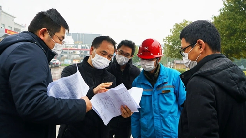 周金平到楚星公司、松滋肥業(yè)檢查疫情防控情況(圖1)