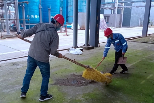 股份公司：管理人員下沉一線跟班工作 力?！半p節(jié)”安全生產(chǎn)(圖1)