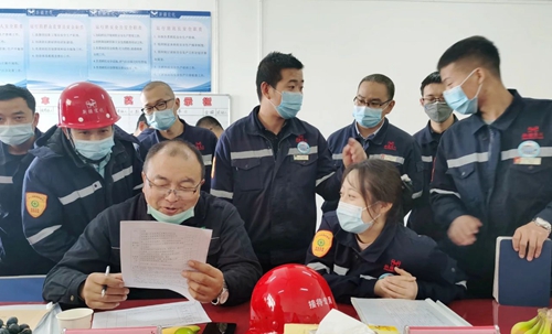 新疆宜化氯堿分廠氯乙烯三班、合成二班榮獲準(zhǔn)東開發(fā)區(qū)安全標(biāo)準(zhǔn)化示范班組稱號(圖3)