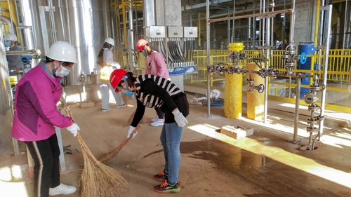 感受工程氛圍參與工程建設(shè) 集團總部機關(guān)干部到新材料公司現(xiàn)場勞動(圖2)