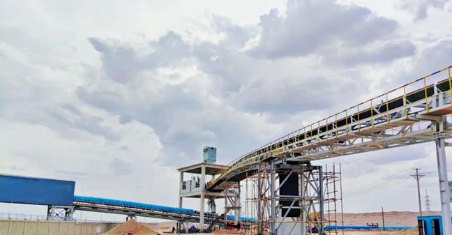 新疆安卅鐵路分流倉至化工輸煤廊道項目成功帶料試運(yùn)行(圖1)