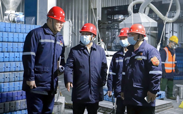 王大真除夕當(dāng)天到松滋肥業(yè)、楚星公司和研發(fā)中心走訪慰問(wèn)(圖2)