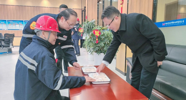 大年初一，王大真到田家河新項(xiàng)目和分子公司走訪慰問(圖4)