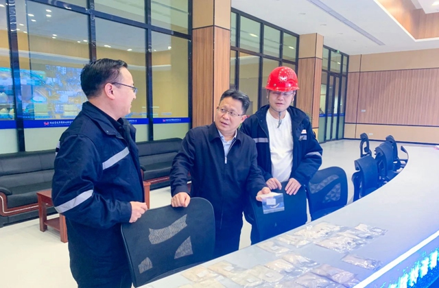 王大真到雙環(huán)公司、降解新材料公司和氨醇項(xiàng)目現(xiàn)場(chǎng)調(diào)研(圖2)