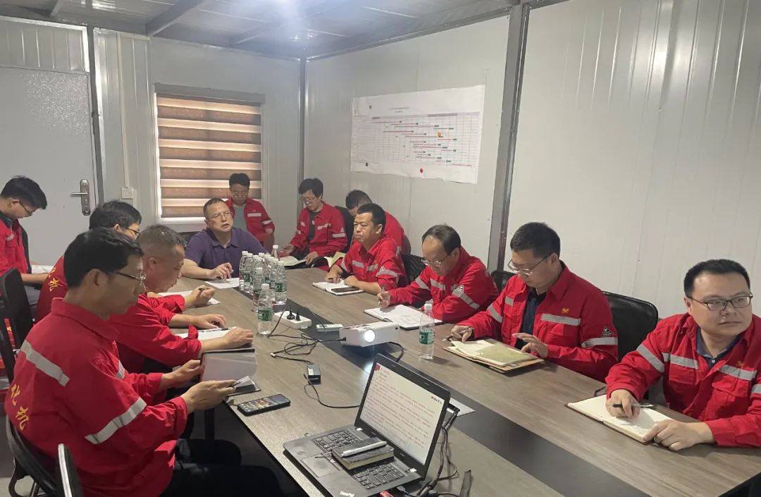 化機(jī)公司黨委書記、董事長、總經(jīng)理?xiàng)钪袧梢恍械绞返だ?xiàng)目現(xiàn)場辦公