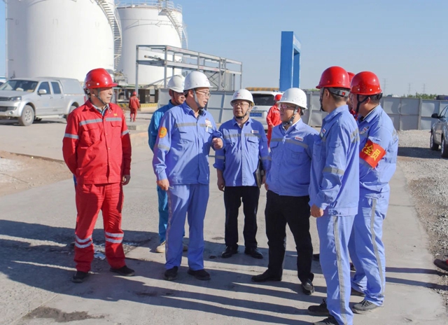 王大真到新疆宜化和新疆宜化礦業(yè)現(xiàn)場(chǎng)辦公(圖2) 王大真到新疆宜化和新疆宜化礦業(yè)現(xiàn)場(chǎng)辦公(圖2)