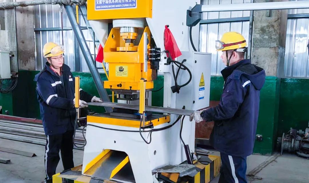 青海宜化電石分廠電極殼班：加強(qiáng)標(biāo)準(zhǔn)化建設(shè)，保障電石爐長(zhǎng)周期穩(wěn)定運(yùn)行(圖2)