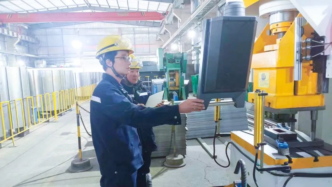 青海宜化電石分廠電極殼班：加強(qiáng)標(biāo)準(zhǔn)化建設(shè)，保障電石爐長(zhǎng)周期穩(wěn)定運(yùn)行(圖3)