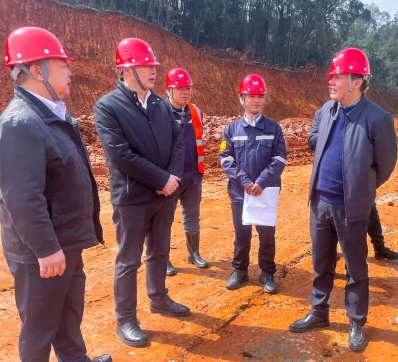 宜昌市國資委黨委書記、主任黃智華一行到楚星公司搬遷升級改造項(xiàng)目現(xiàn)場調(diào)研(圖2)