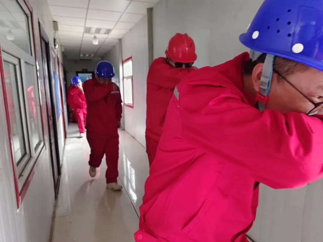 新疆項目部開展火災(zāi)事故專項預(yù)案應(yīng)急救援演練(圖3) 新疆項目部開展火災(zāi)事故專項預(yù)案應(yīng)急救援演練(圖3)