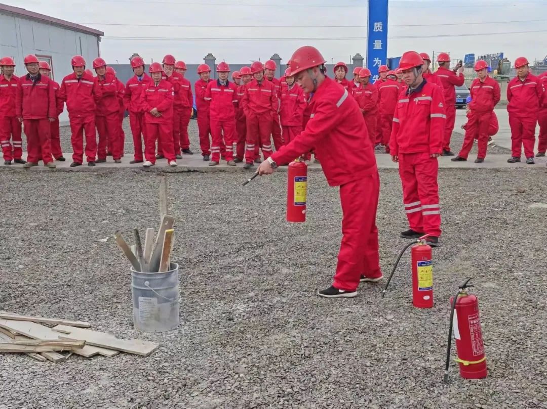 新疆項目部開展火災(zāi)事故專項預(yù)案應(yīng)急救援演練(圖4) 新疆項目部開展火災(zāi)事故專項預(yù)案應(yīng)急救援演練(圖4)