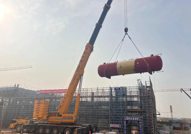 首臺大型設(shè)備“落戶”，氯堿新能源項目吹響工程設(shè)備安裝新號角！(圖1)