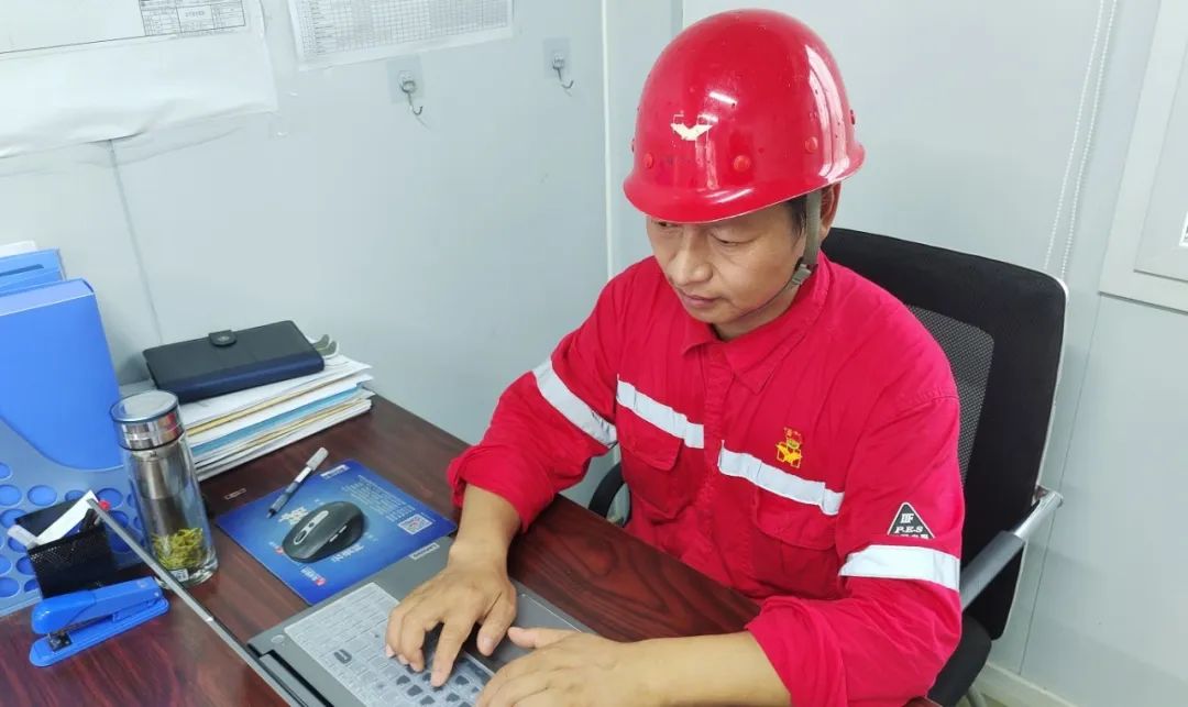 【先進(jìn)榜樣】清廉標(biāo)兵萬(wàn)剛:以身作則顧大局 精打細(xì)算創(chuàng)效益(圖4) 【先進(jìn)榜樣】清廉標(biāo)兵萬(wàn)剛:以身作則顧大局 精打細(xì)算創(chuàng)效益(圖4)