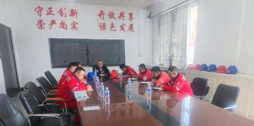 化機(jī)公司黨委書記、董事長、總經(jīng)理?xiàng)钪袧傻絻?nèi)蒙宜化項(xiàng)目現(xiàn)場辦公(圖3)