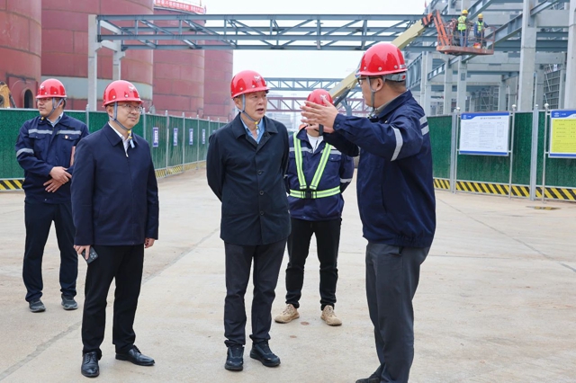 宜昌市國(guó)資委黨委書記、主任黃智華一行到楚星公司和松滋肥業(yè)現(xiàn)場(chǎng)調(diào)研(圖1)