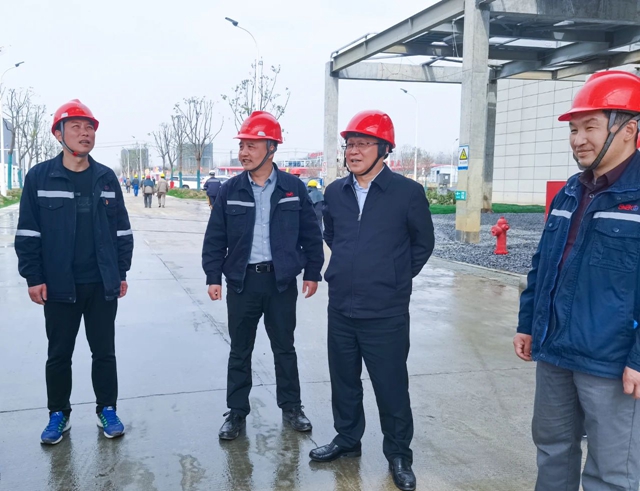 王大真到雙環(huán)公司、降解新材料公司和氨醇項(xiàng)目現(xiàn)場(chǎng)調(diào)研