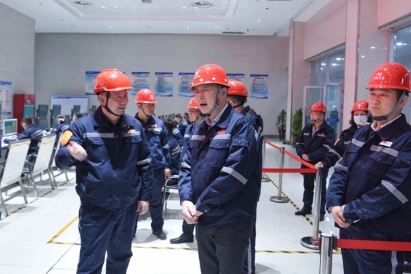 黃智華、王大真一行到新疆宜化和新疆宜化礦業(yè)現(xiàn)場(chǎng)調(diào)研