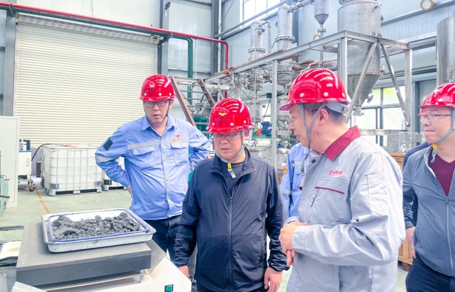 王大真看望慰問節(jié)日期間堅(jiān)守崗位的職工，現(xiàn)場檢查安全生產(chǎn)工作