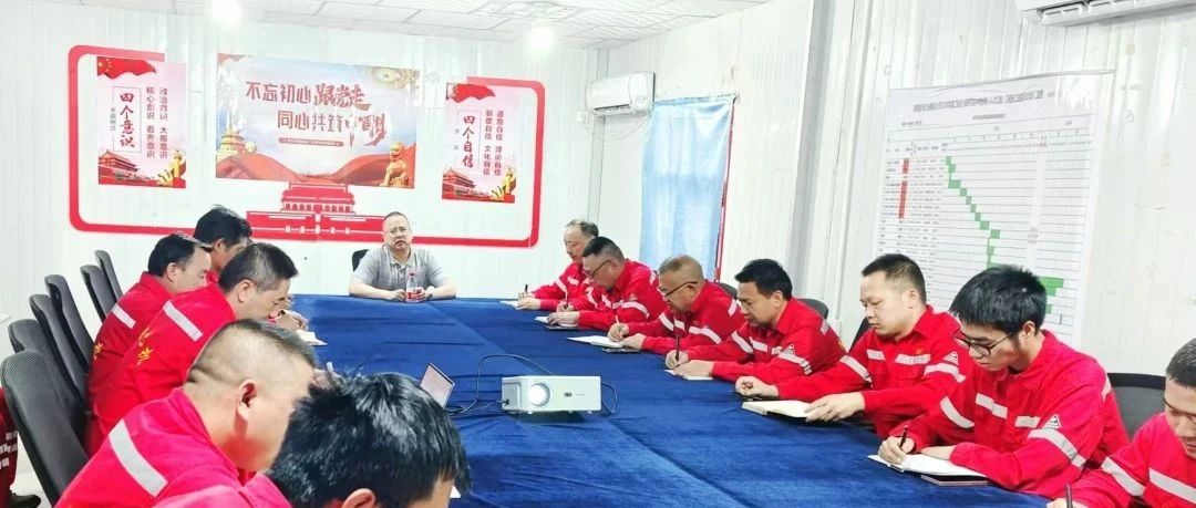 化機(jī)公司黨委書記、董事長(zhǎng)、總經(jīng)理?xiàng)钪袧傻叫陆?xiàng)目部現(xiàn)場(chǎng)辦公